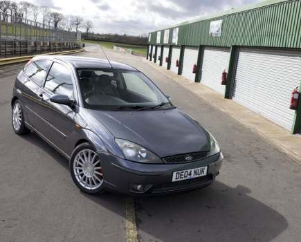 Ford Focus ST170 in the pitlane at Mallory Park race track