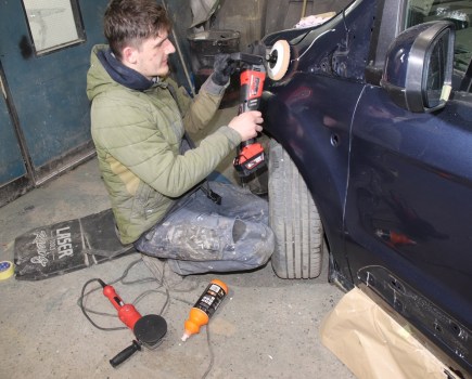 Using the Milwaukee car polisher